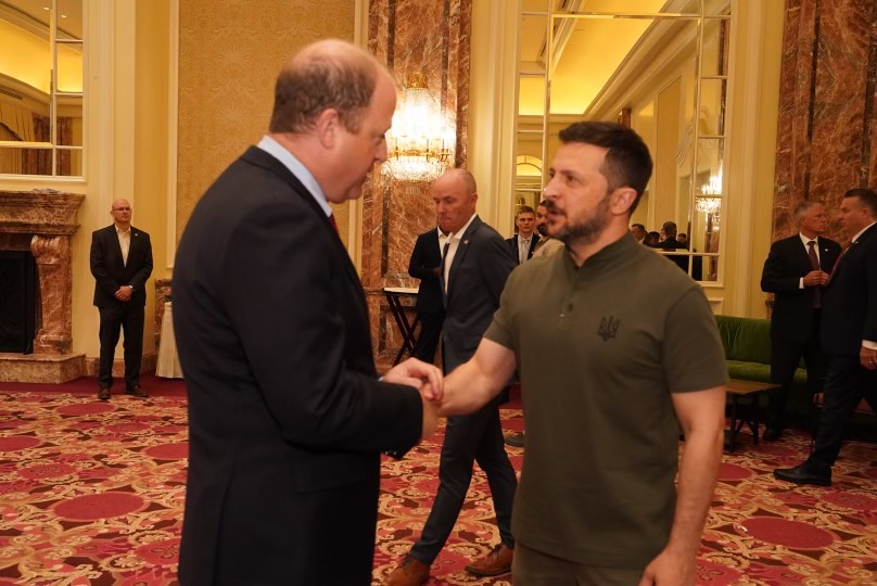 Governor Polis shaking hands with Ukrainian President Volodymyr Zelenskyy at the National Governors Association meeting.