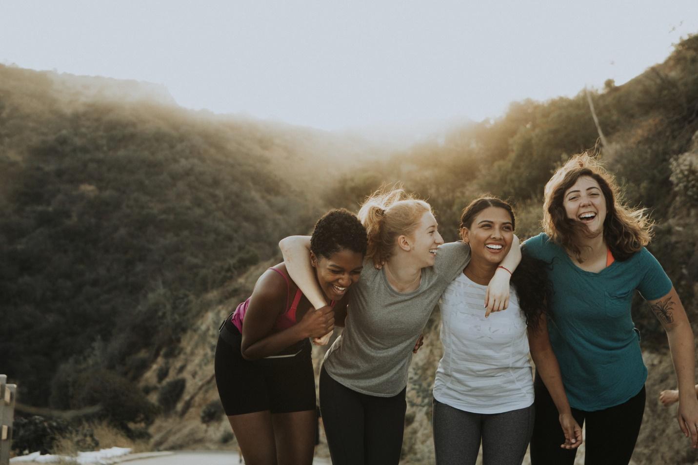 Friends hiking through the hills of Los Angeles | Elle Well Studio +  Wellness