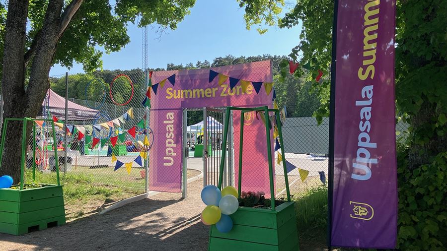 Entré genom staket in till Summer Zone