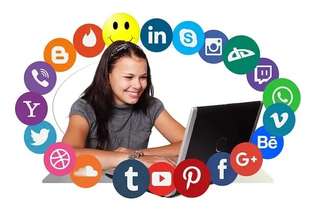 social media marketing memanfaatkan interaksi antara bisnis dengan audiens melalui media sosial.