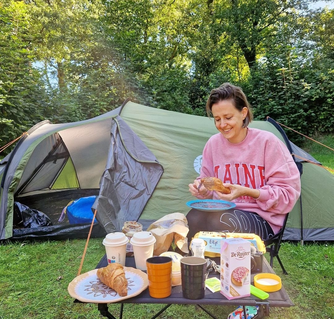 Alie en Nellie kamperen met tent