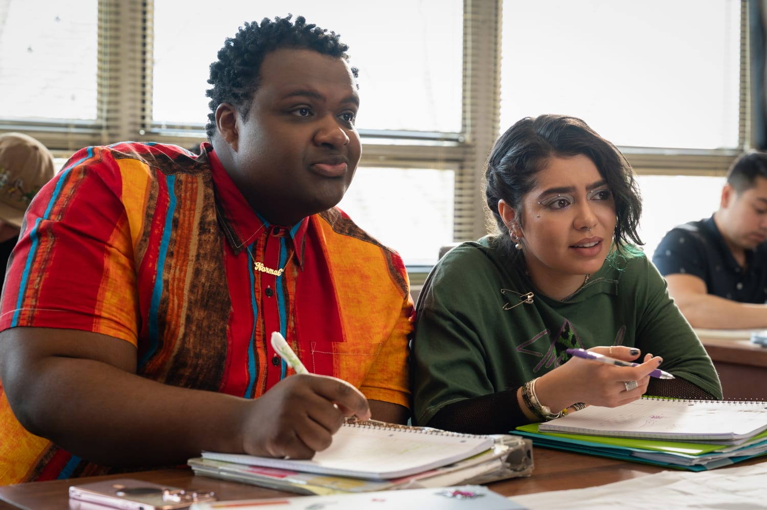 Dos estudiantes tomando notas en clase en Mean Girls 2024.