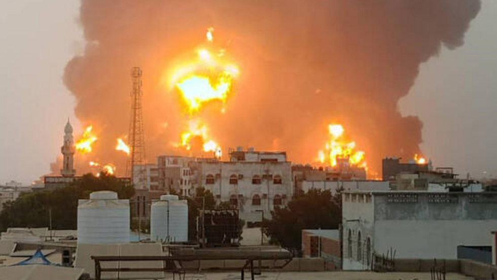 Une épaisse colonne de fumée s’élève au-dessus de Hodeïda, dans l’ouest du Yémen, due à des bombardements aériens