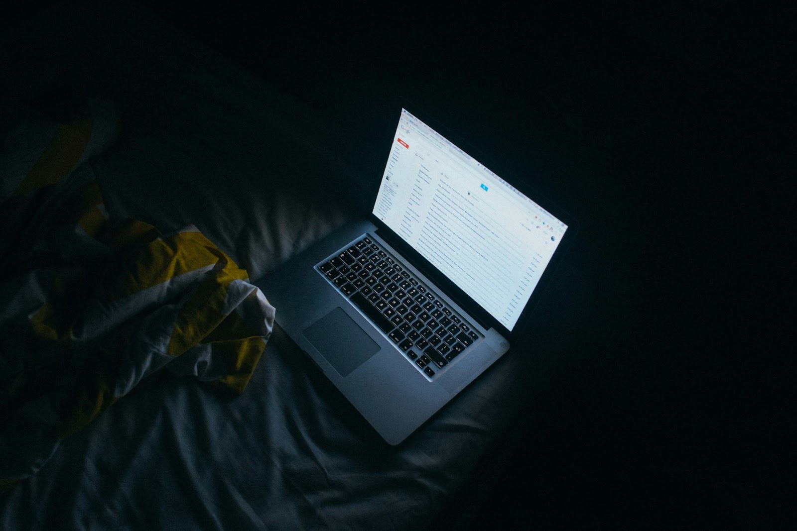 Image of a laptop in the bed