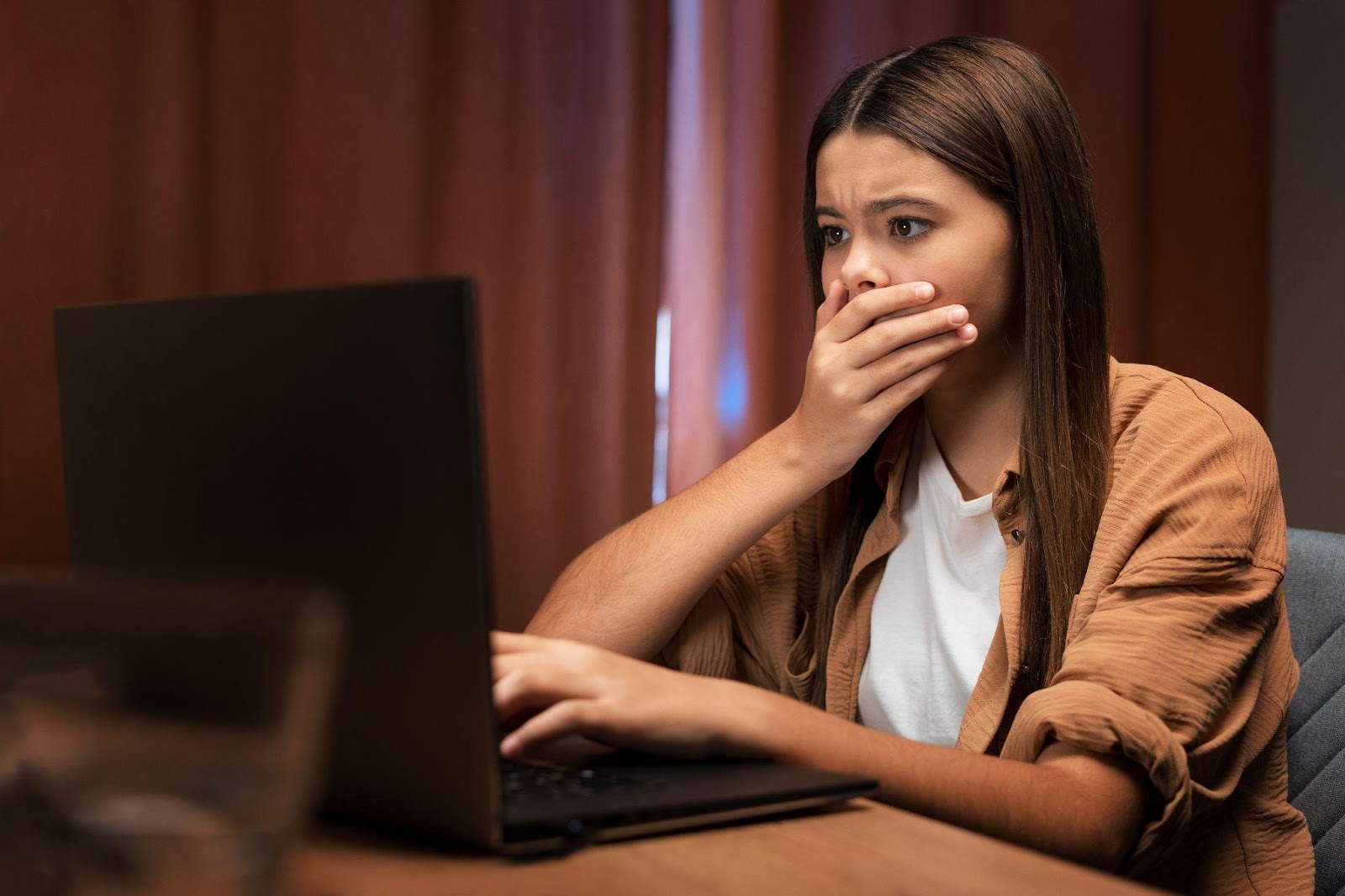 moça preocupada olhando para computador