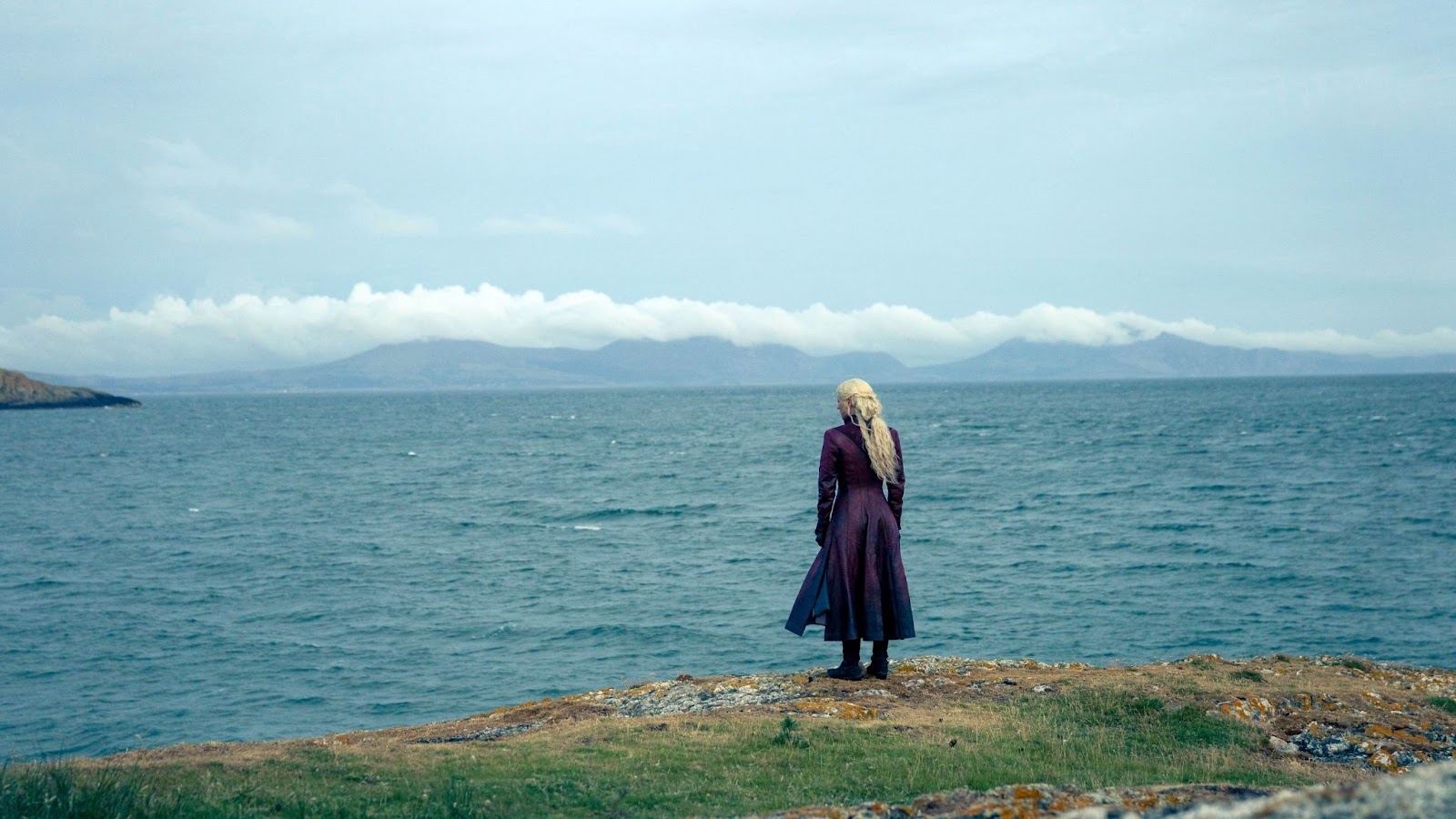 Rhaenyra, la legítima heredera al Trono de Hierro, mira al mar mientras hace el duelo por la pérdida de su hijo Lucerys.