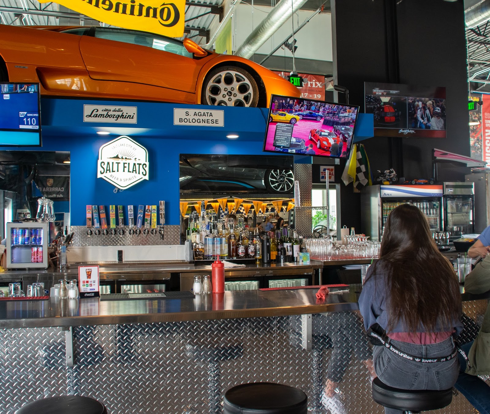 bar décoré sur le thème automobile