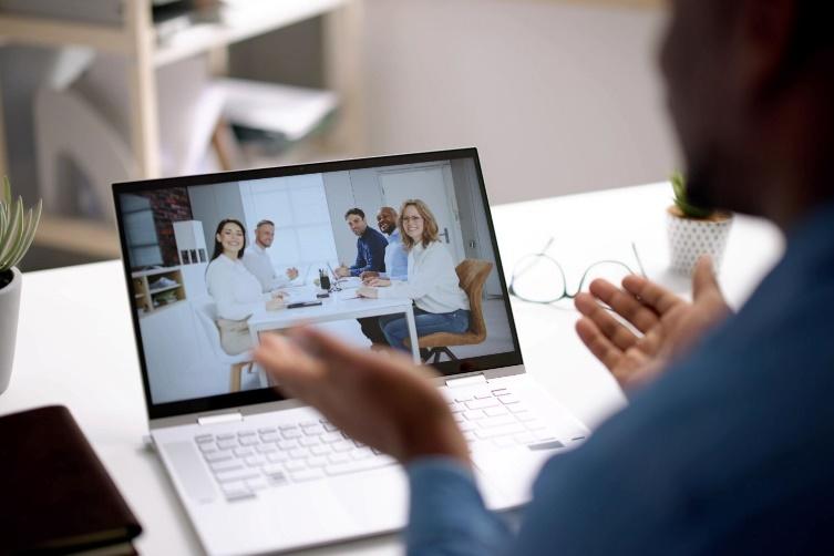 Homem na frente de um laptop

Descrição gerada automaticamente