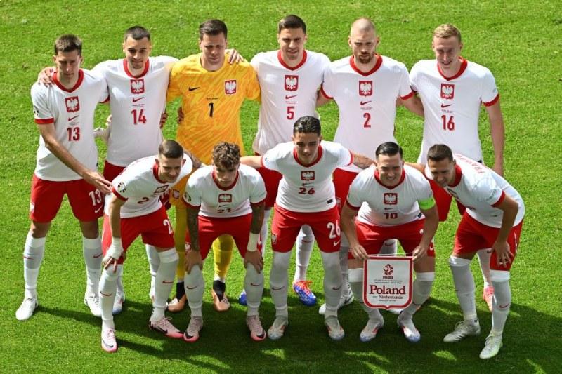 A group of football players posing for a photo

Description automatically generated