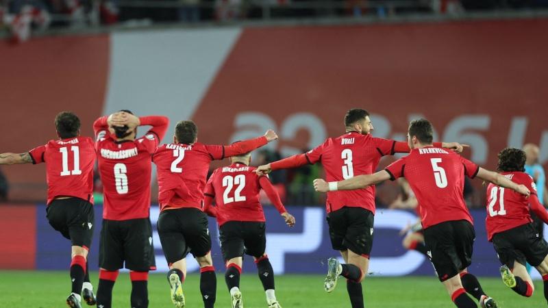 A group of football players in red shirts

Description automatically generated