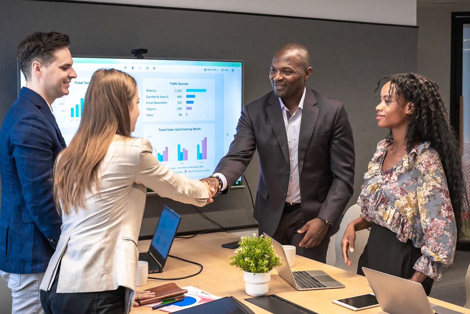  A businessman shakes hands with business partners. 