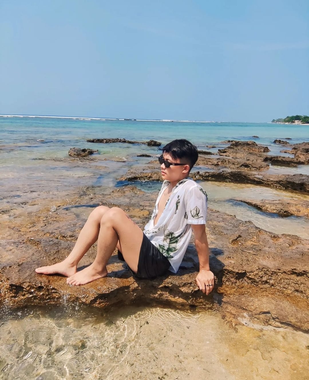 Referensi Outfit OOTD ke Pantai Pria ! Keren dan Nyaman