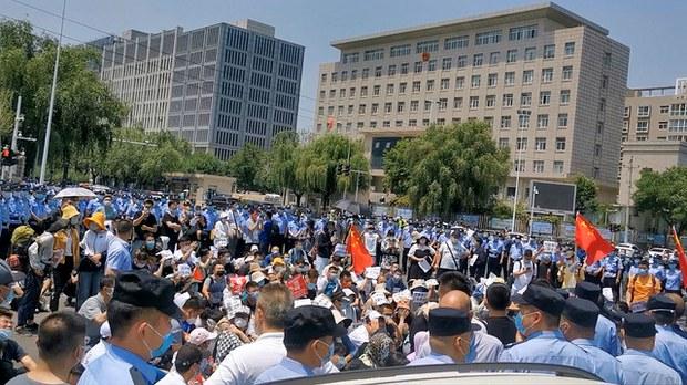 抗议河南农村银行诈欺案的民众遭拘留数月