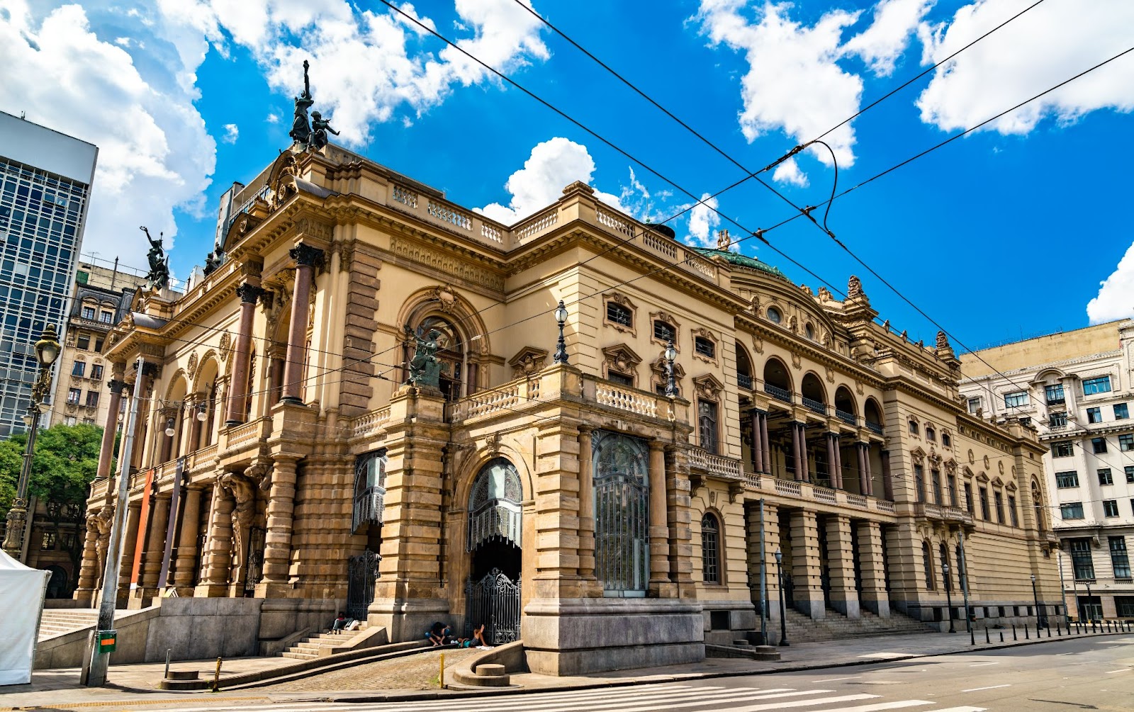 Vista da fachada do Theatro Municipal de São Paulo.