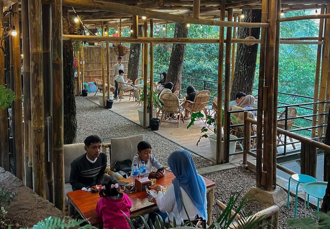 Cafe di Puncak Kembali ke Alam Kampung Rimba