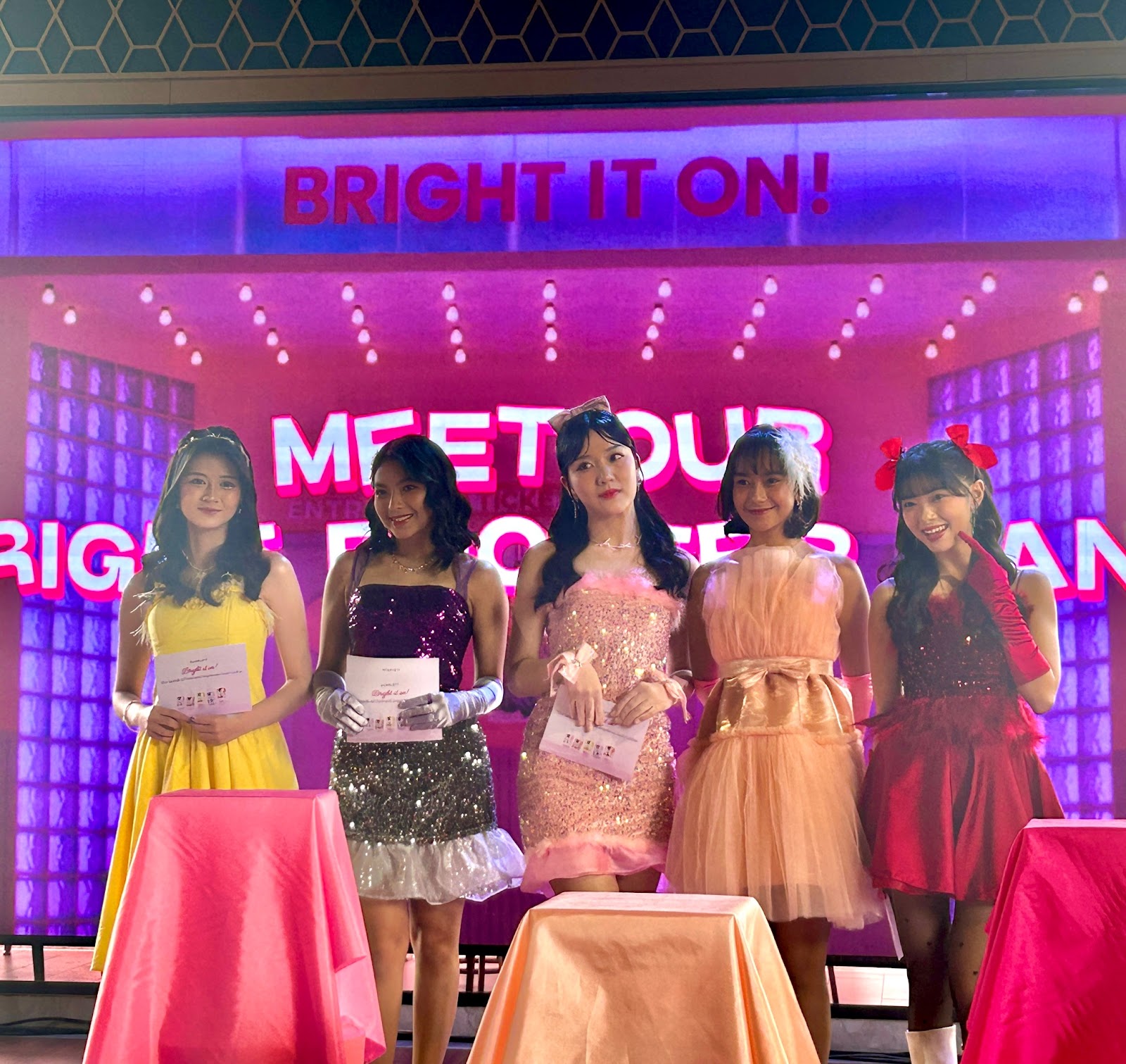 (Dari kiri) Christie, Gracia, Marsya, Freya, dan Fiony sebagai member JKT48 yang terpilih sebagai brand ambassador Scarlett Bright Mood Booster Body Lotion. (Foto: FROYONION/Grace Angel)