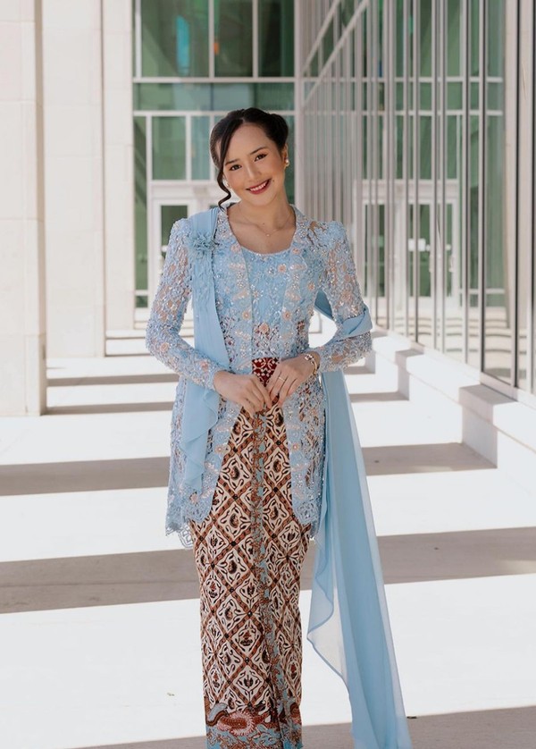 model jahit baju kebaya terbaru Kebaya Kutu Baru Layering