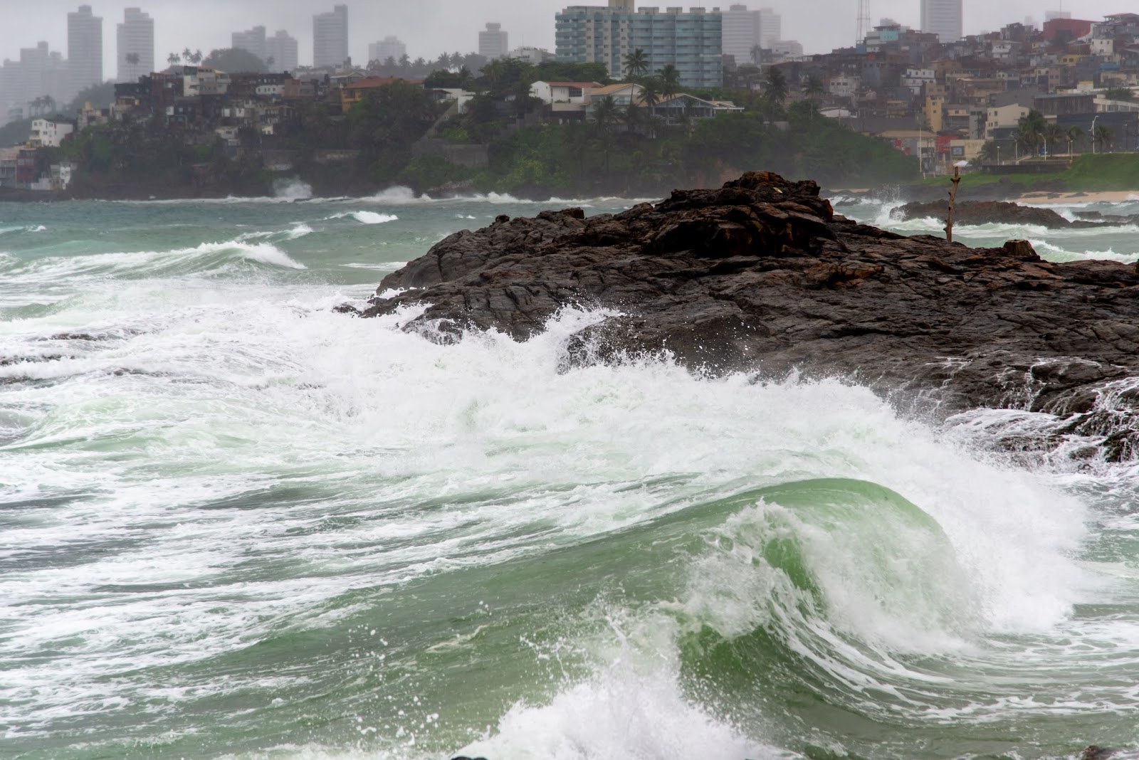 Fortes ondas nas pedras do Rio Vermelho em Salvador (BA).