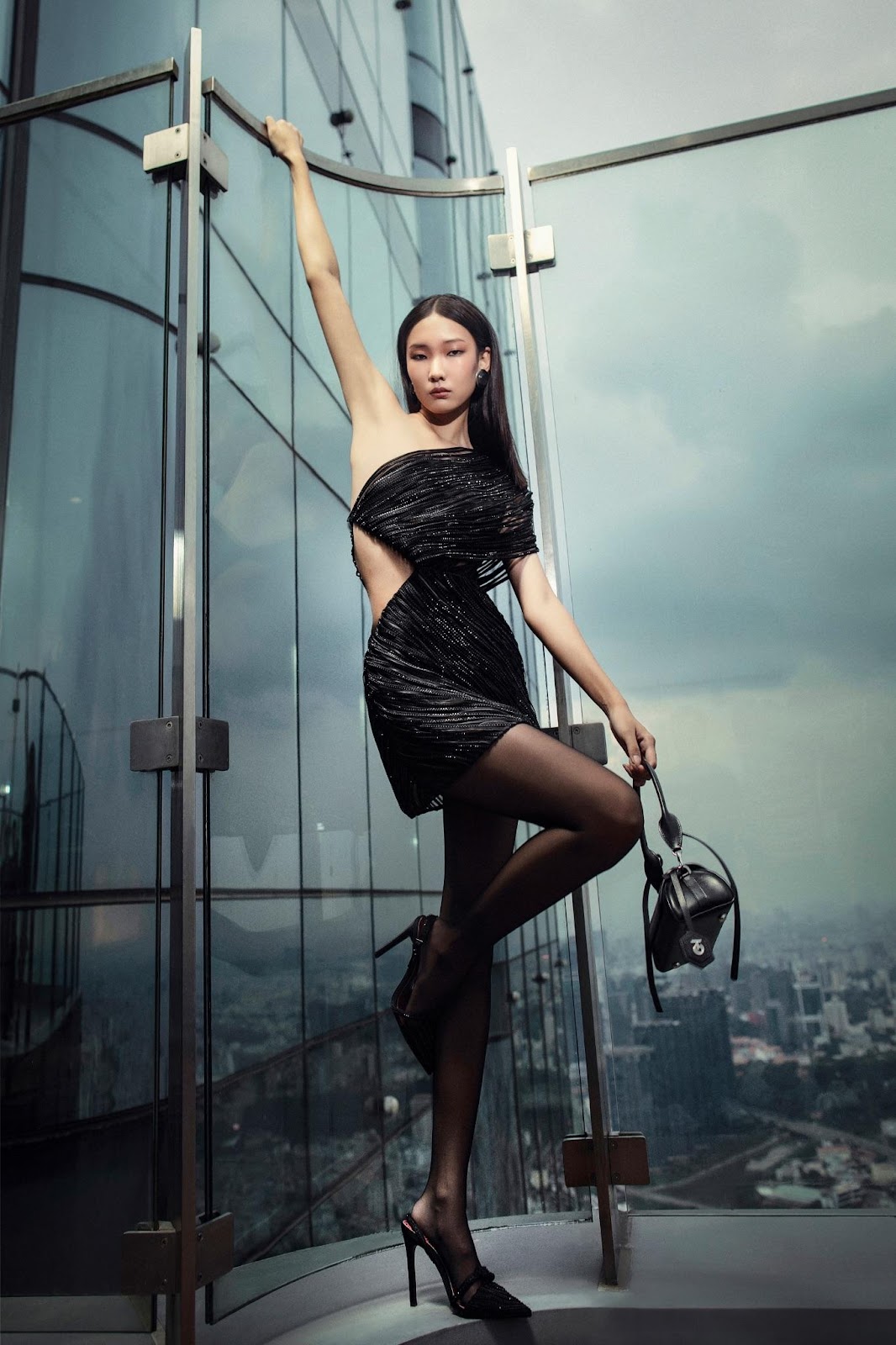  Hoa hậu HHen Nie xuất hiện trên Vogue cùng Nhà Mốt Công Trí