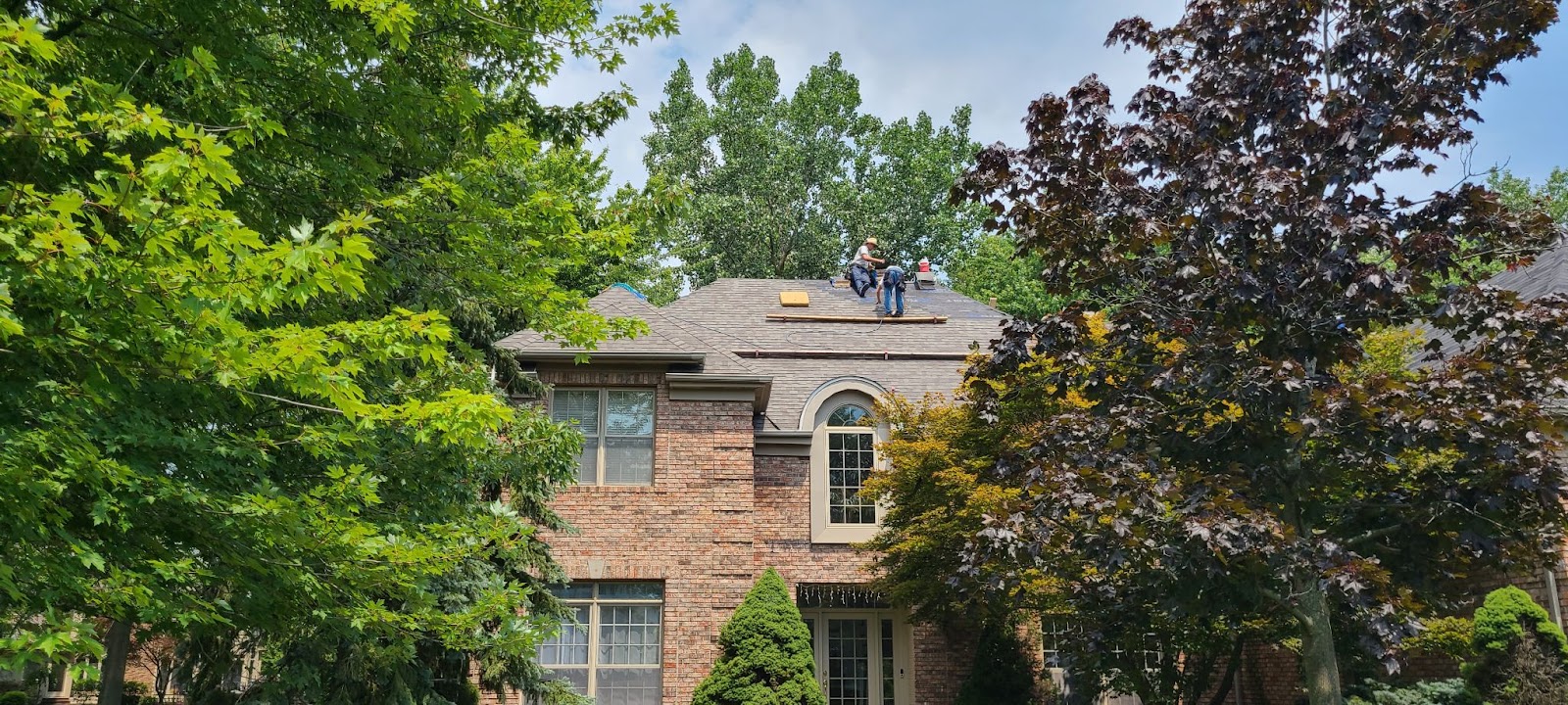 A roofing company in Middleburg Heights, OH completes an roofing project