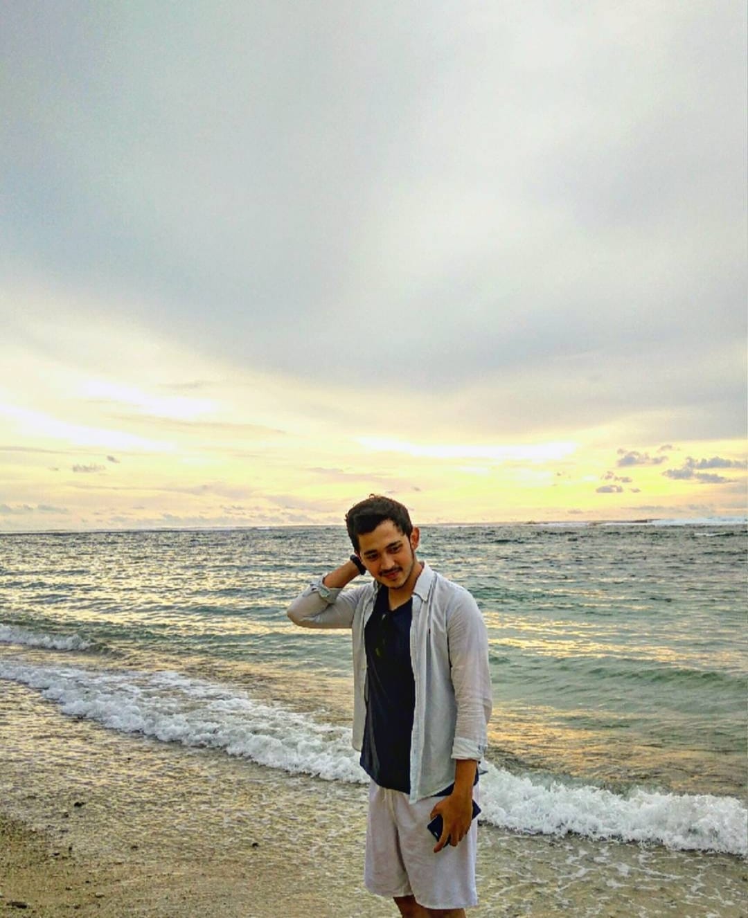 Referensi Outfit OOTD ke Pantai Pria ! Keren dan Nyaman