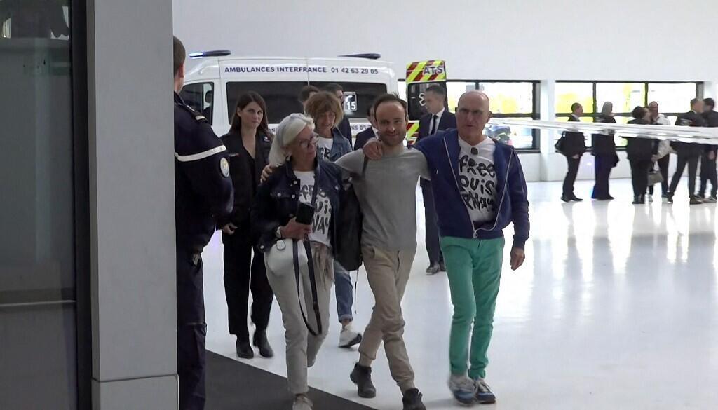 لویی آرنو پس از آزادی از زندان اوین در فرودگاه بورژه به همراه پدر و مادرش که به استقبال او رفته اند. .