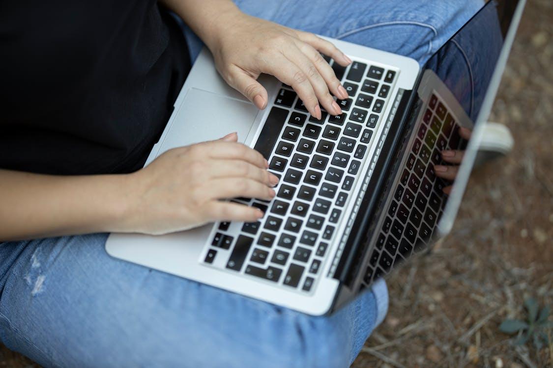 Free Silver Macbook Stock Photo