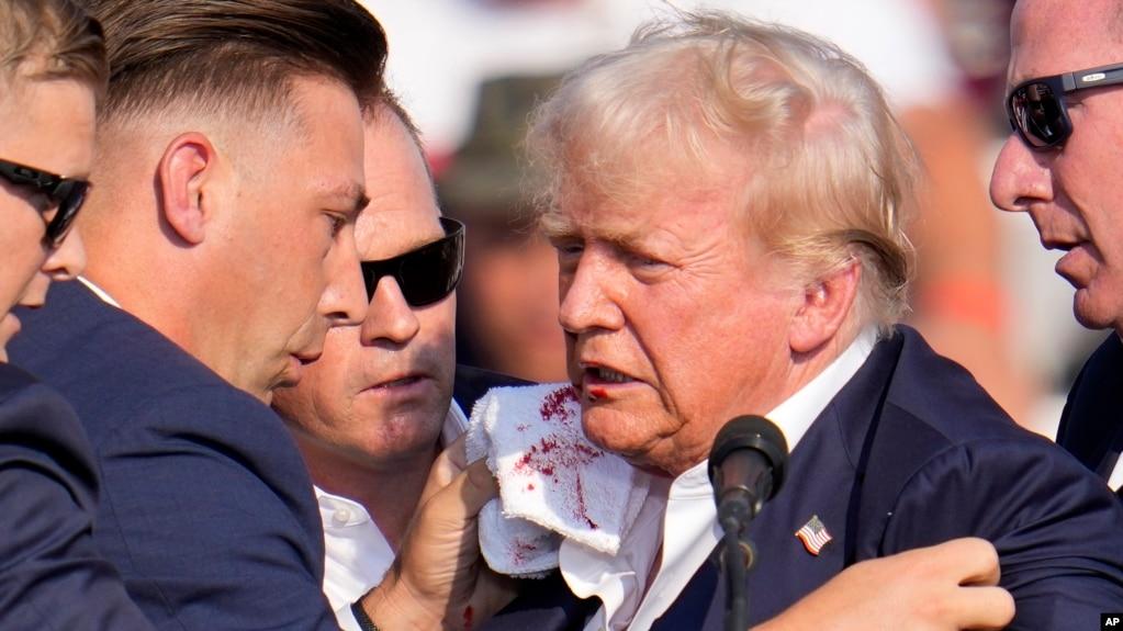共和党总统候选人、前总统唐纳德·特朗普(Donald Trump)在宾夕法尼亚州巴特勒(Butler)的一次竞选活动中被美国特勤局特工围住。(2024年7月13日)