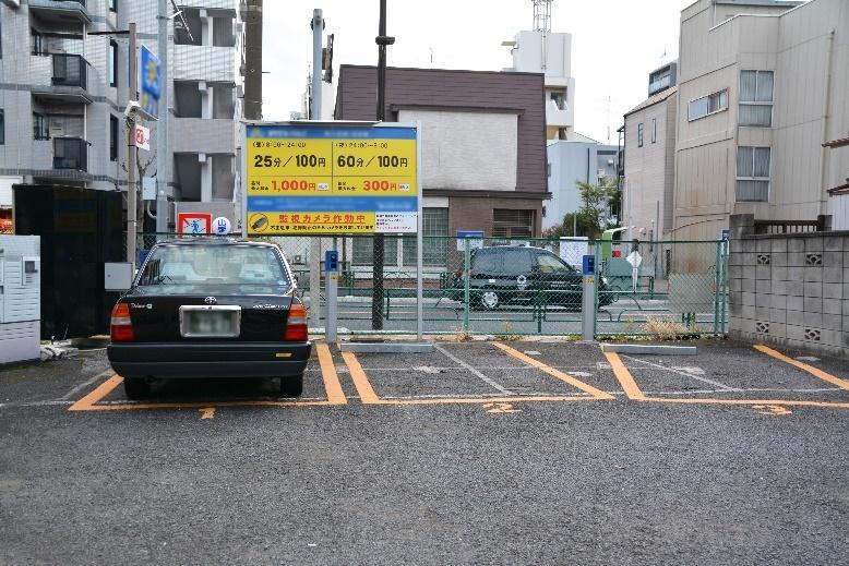 駐車場の写真。看板の色が目を引く。