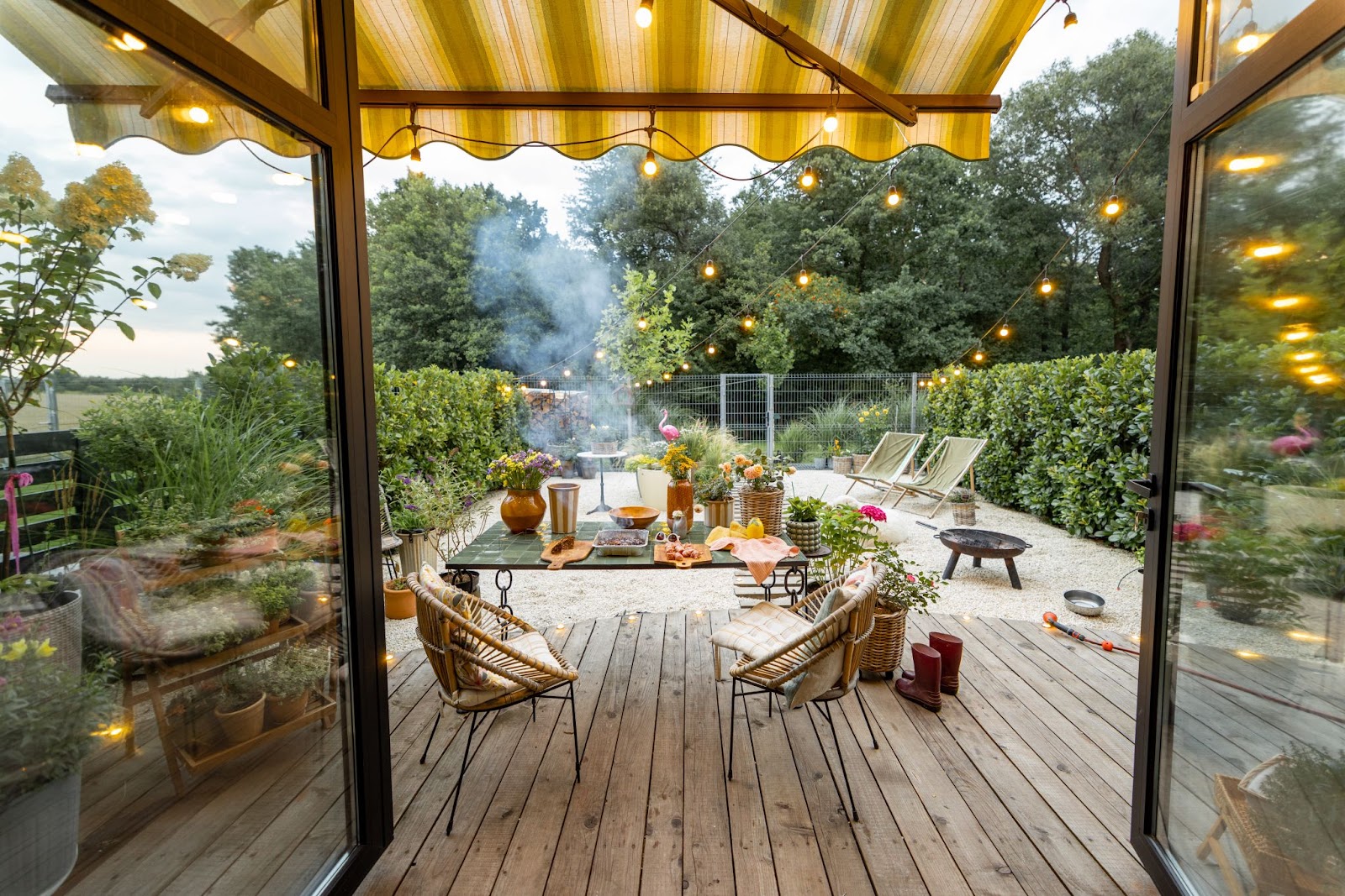  A cozy garden with a minimalistic dining place.