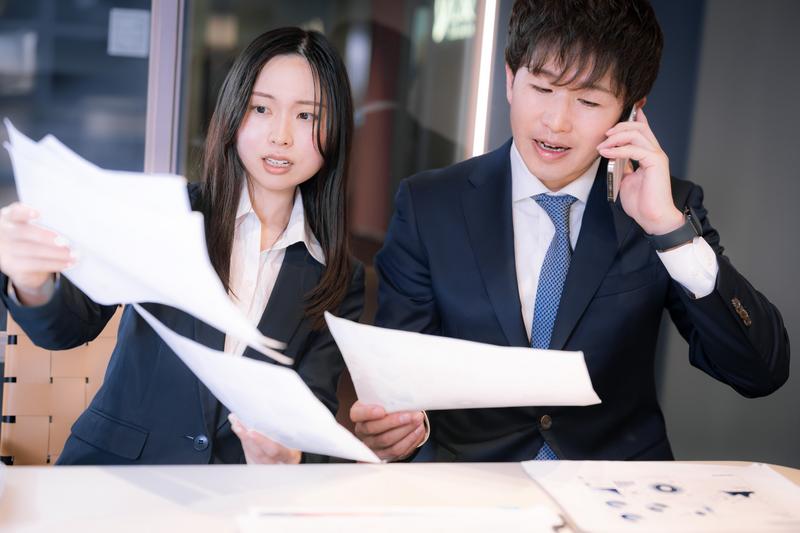 書類を確認している2人の男女