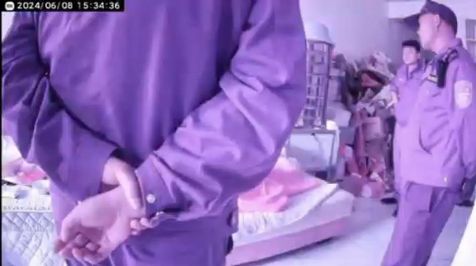 向桂缘母亲家中摄像头拍下的警察上门画面（向桂缘提供）