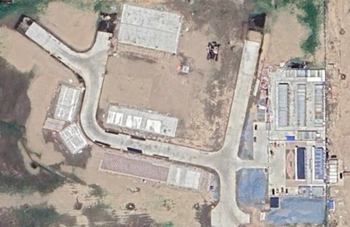 A closer look at the taxiways, attached paved pads, and other facilities at the Changxing Island site. <em>Google Earth</em>
