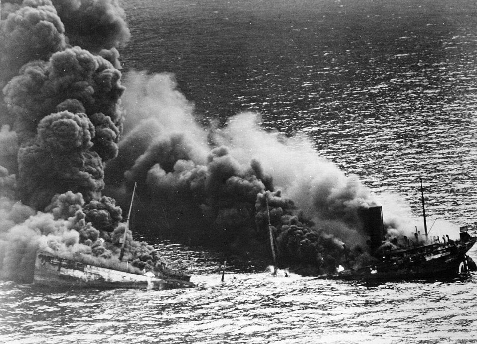 Танкер союзників «Dixie Arrow» після торпедної атаки німецького підводного човна. 1942 рік / Wikimedia Commons