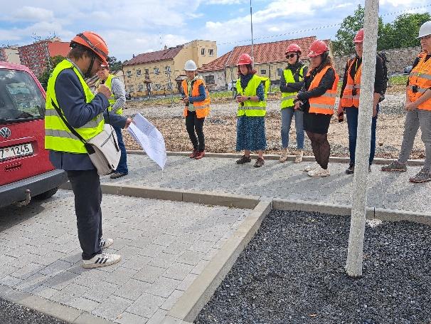 Obsah obrázku venku, obloha, oblečení, Pozemní vozidlo

Popis byl vytvořen automaticky