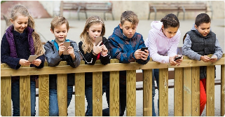 A group of kids looking at their phones

Description automatically generated