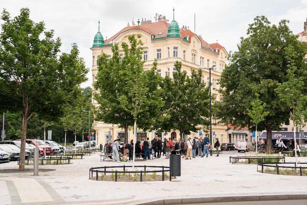 Obsah obrázku venku, strom, obloha, budova

Popis byl vytvořen automaticky