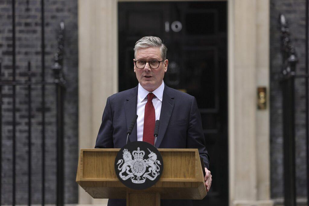 https://diendantheky.net/wp-content/uploads/2024/07/Prime_Minister_Sir_Keir_Starmer_arrives_at_Number_10_Downing_St_53836916571-1024x683.jpg