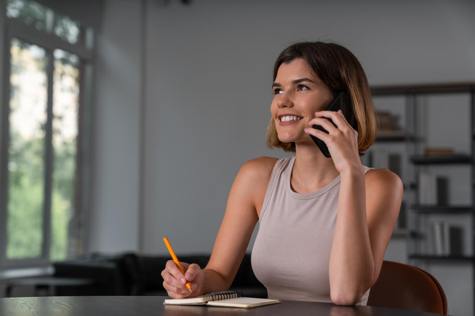 mulher utilizando a telefonia para realizar um atendimento de pós-venda