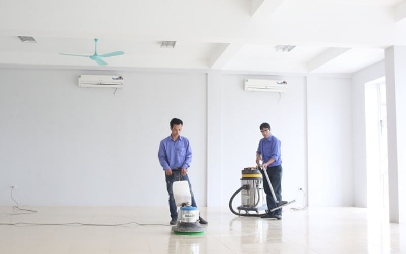 Nhân viên làm sạch sàn nhà bằng máy chuyên dụng