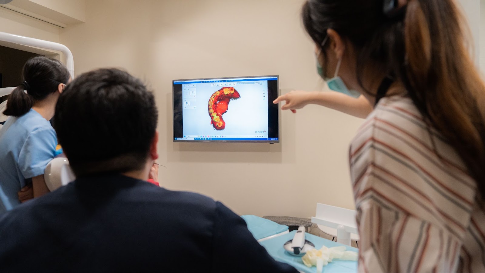 使用口掃機就可以直接在電視螢幕、電腦螢幕或 iPad 上投影給病患看現在牙齒的狀況，告訴他為什麼需要做這個假牙。