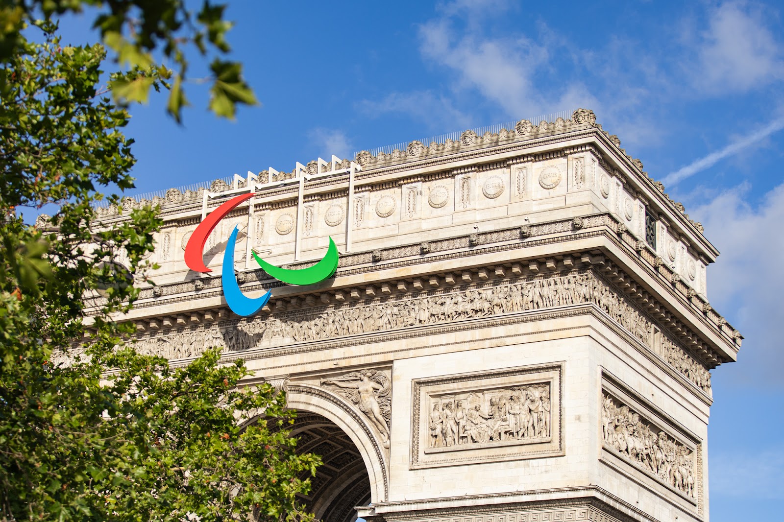 Décoration de l’Arc de Triomphe aux couleurs des Jeux Olympiques à Paris