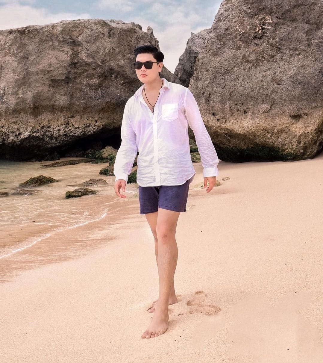 Referensi Outfit OOTD ke Pantai Pria ! Keren dan Nyaman