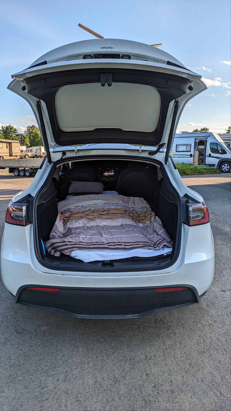 Im Tesla Y schlafen. Tesla Camping-Modus