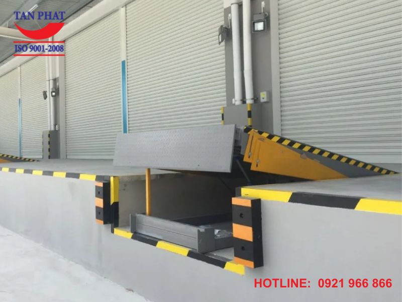 Cao su chống rung nguyên khối được lắp đặt với dock leveler 10 tấn