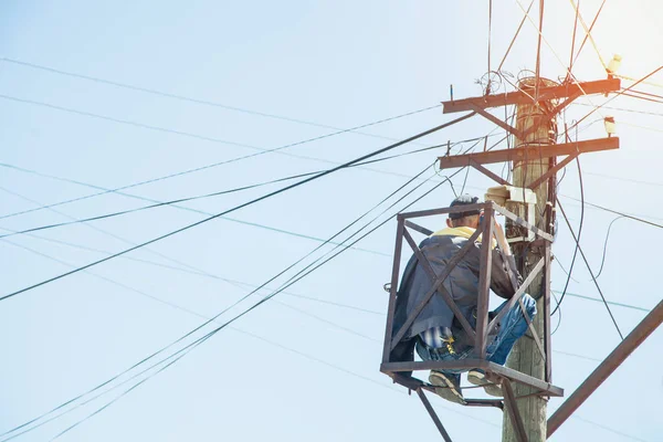         What Skills Are Required To Become A Lineman?