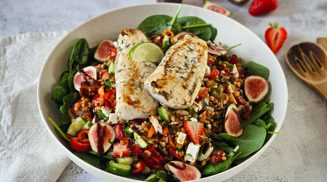 Salade-repas au poisson grillé et fraises