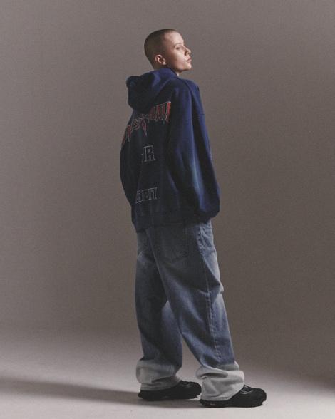 人, 屋内, 若い, 少年 が含まれている画像

自動的に生成された説明