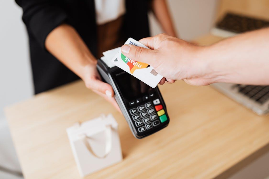 Free A Person Making a Cashless Shop Transaction Stock Photo