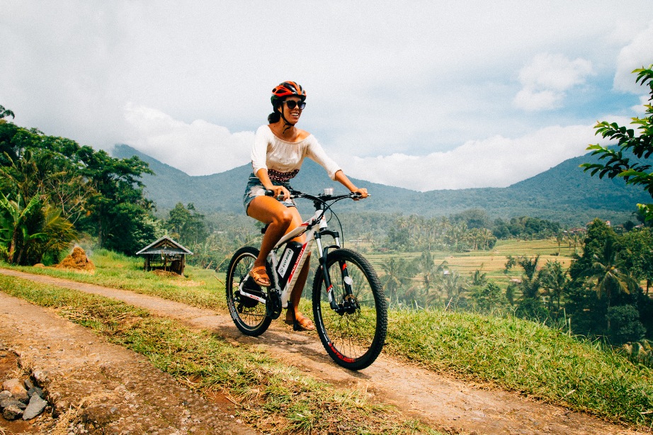 A woman enjoying mountain biking in La Fortuna 